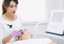 Co zrobić, gdy tradycyjna mezoterapia nie przynosi efektów? Lekarka wykonuje bezigłowy zabieg na twarzy pacjentki aparatem kosmetologicznym.