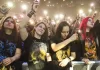 Jak sprawdzić skład i historię zespołu przed koncertem Tłum fanów pod sceną nagrywa koncert smartfonami i unosi ręce.